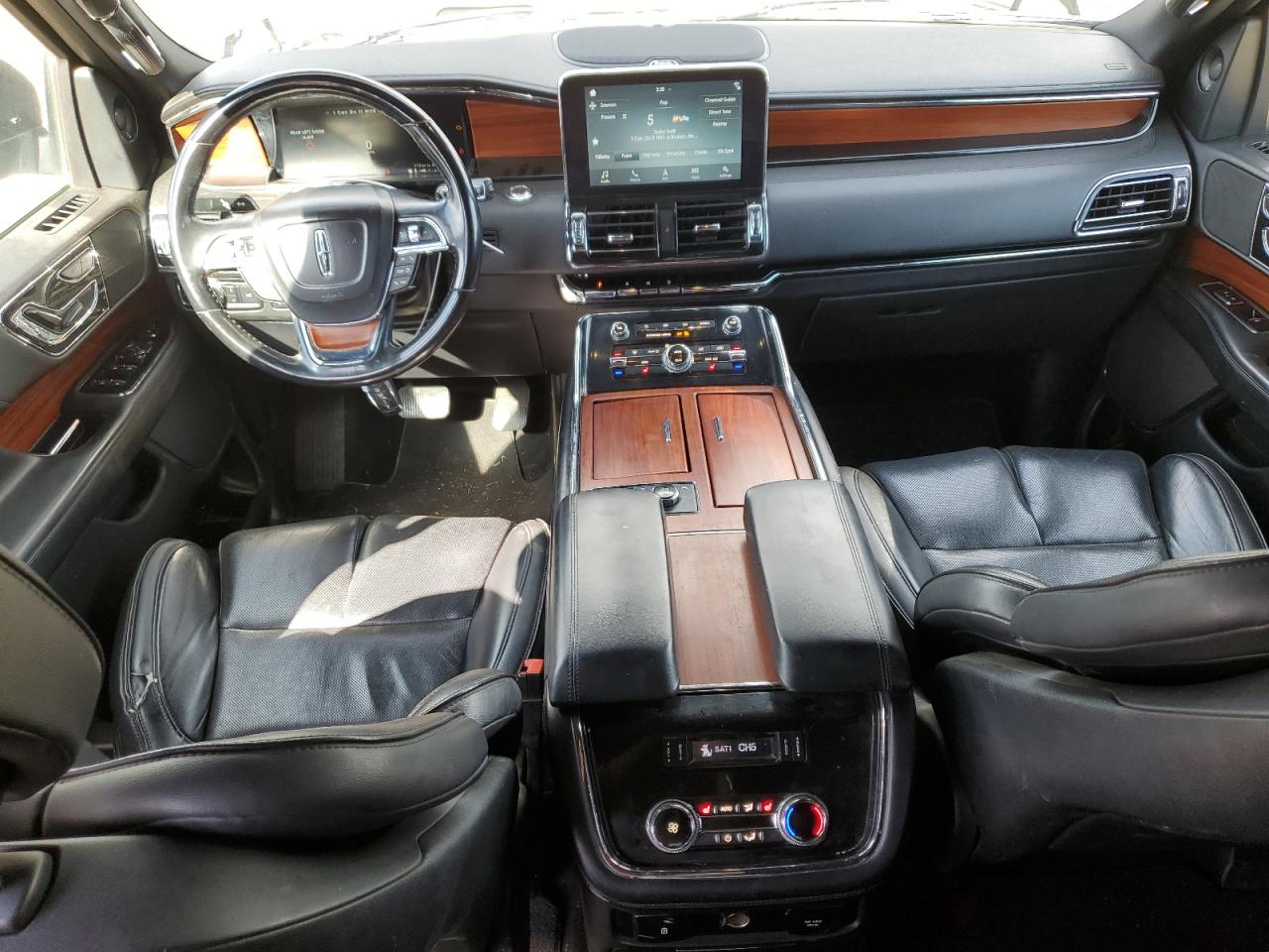 Lincoln Navigator Premiere Image 2