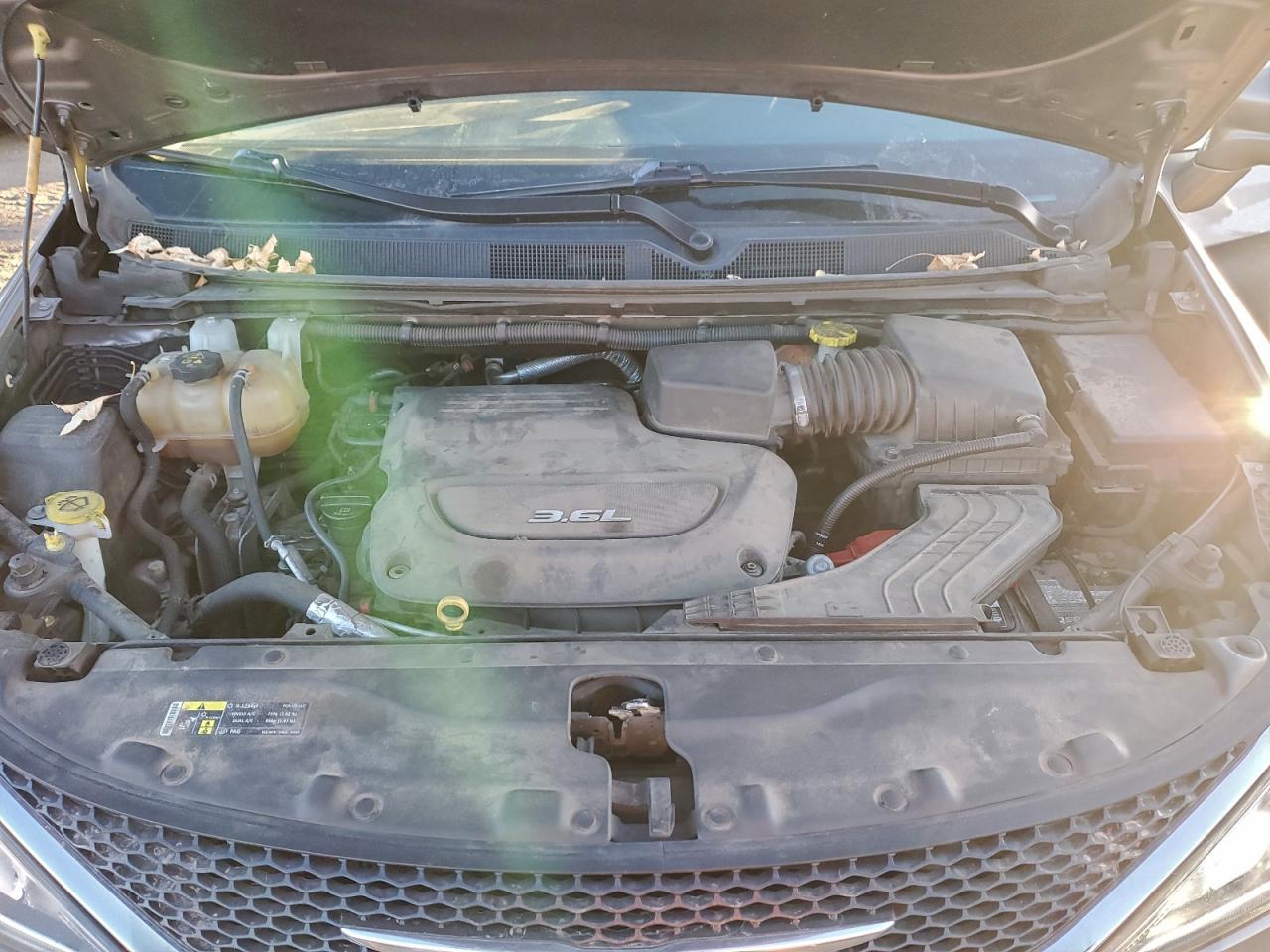 Chrysler Pacifica Touring L Plus Image 11