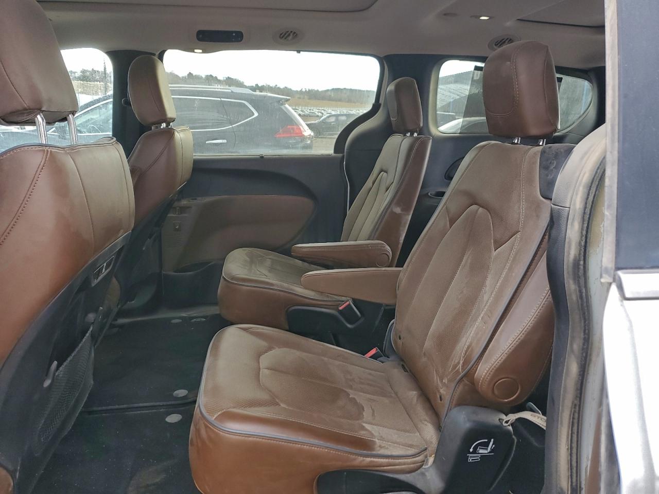 Chrysler Pacifica Limited Image 8