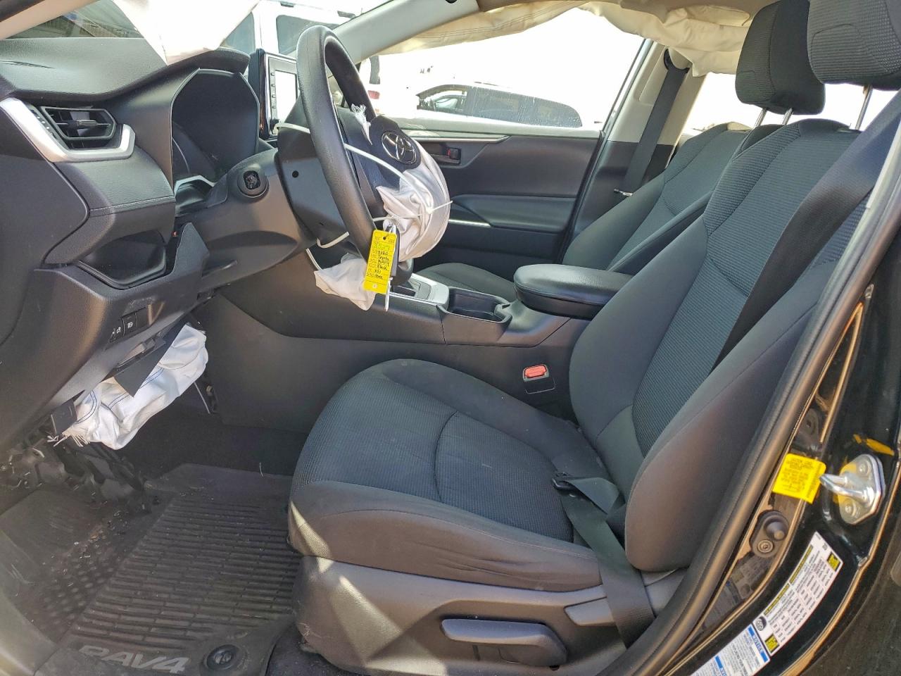 Toyota RAV4 Le Image 6