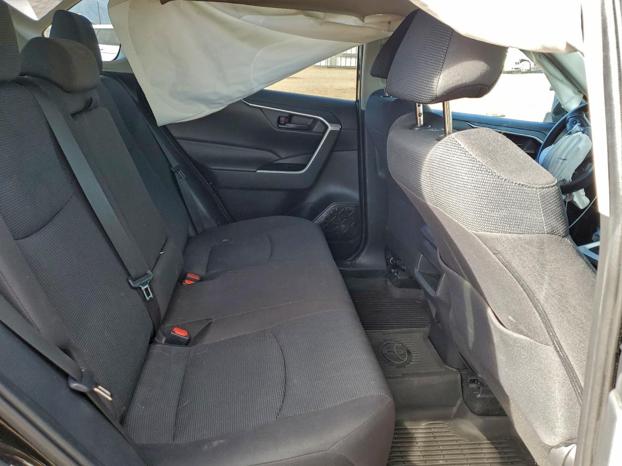 Toyota RAV4 Le Image 11