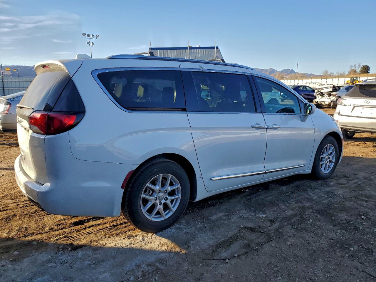 Chrysler Pacifica Touring L Image 3