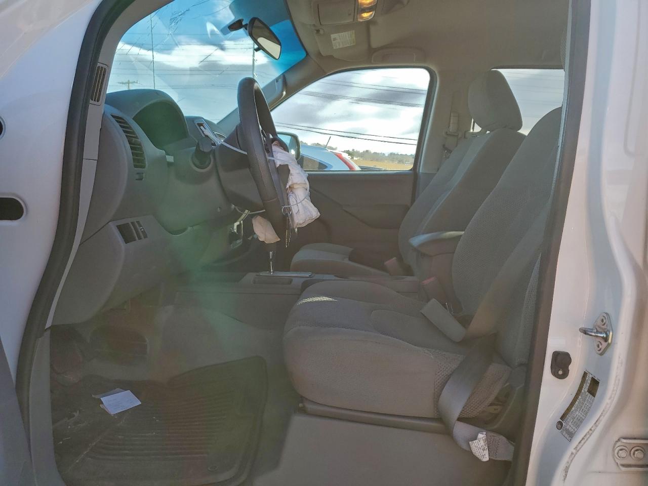 Nissan Frontier S Image 8