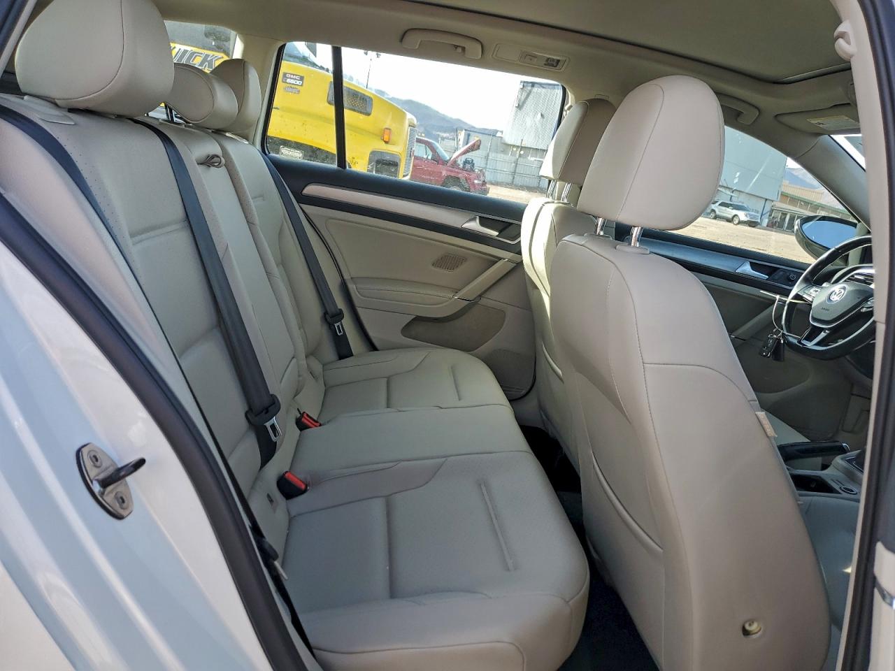 Volkswagen Golf S Image 12