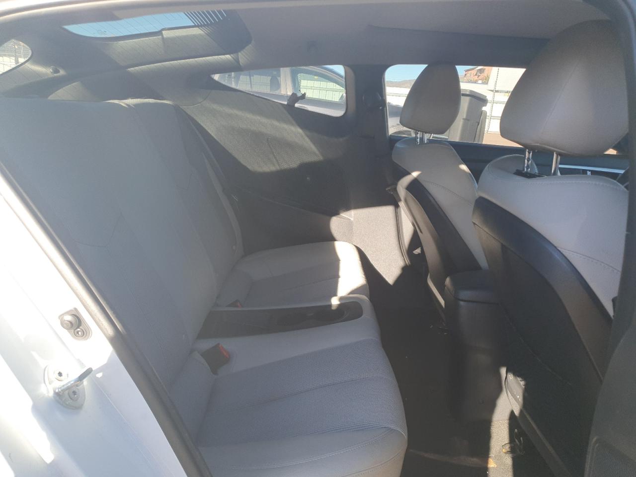 Hyundai VELOSTER Image 8