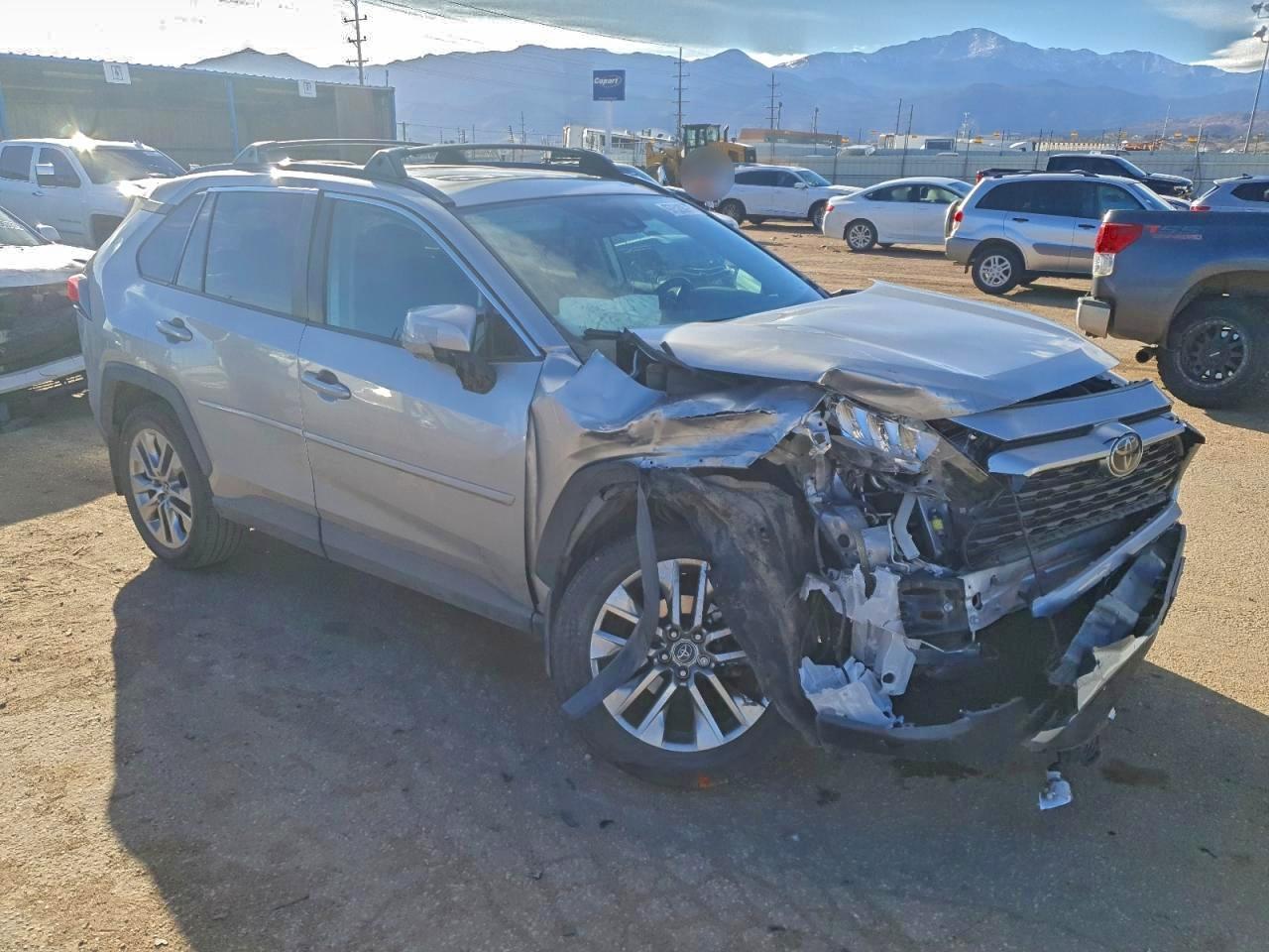 Toyota RAV4 Xle Premium Image 3